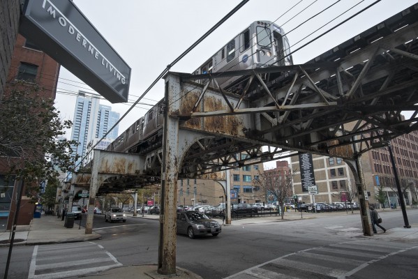 Outbound Chicago L train approaching Armitage station.