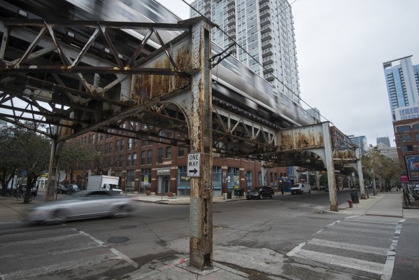 Inbound Chicago L train departing Armitage station.