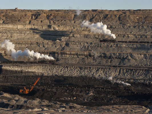 Trains on the tiered mine pit at Zhalainuoer.