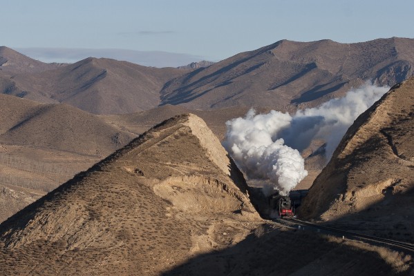 Regular steam operations on the Jitong Railway over Jinpeng Pass in Inner Mongolia ended in spring 2005, but a steam passenger special crossed the pass in November of that same year, just a month before all steam operations ceased.