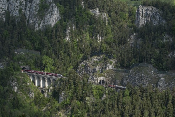 46-foot Krauselklause Tunnel separates a northbound Railjet on Krauselklause Viaduct and a short southbound freight led by a single Class 1144 in May 2016.