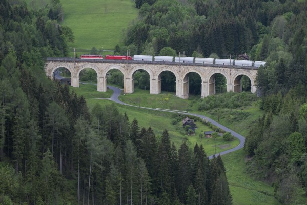 Freight rolls south over Adlitzgraben Viaduct behind a Class 1142 headend helper and a EuroSprinter.