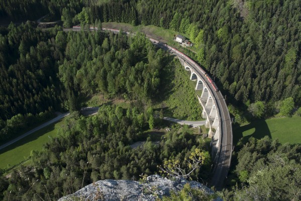 Northbound EuroNight sleeper train from Italy crossing Kalte Rinne Viaduct on a sunny morning.