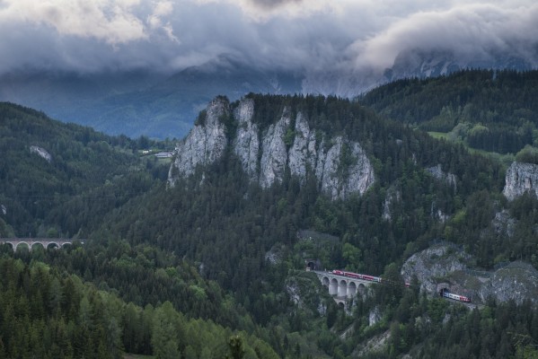 As twilight falls on the 20-Schilling View, a northbound Railjet passenger train rolls downgrade across Krauselklause Viaduct.