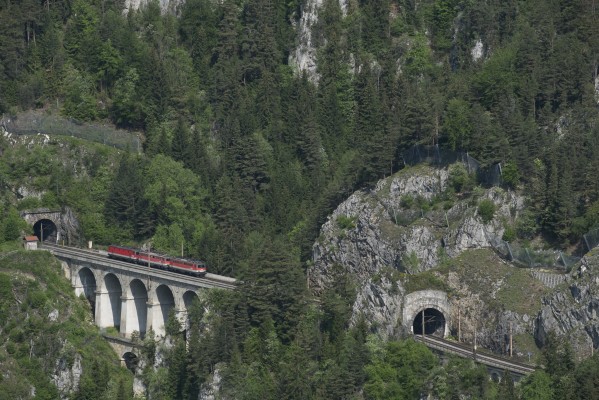 A set of three light helpers—two Class 1142s and one 1144, head north across Krauselklause Viaduct on their way back to Gloggnitz to assist more southbound freights.