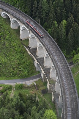 A pair of light helpers hustle north over Kalte Rinne Viaduct.