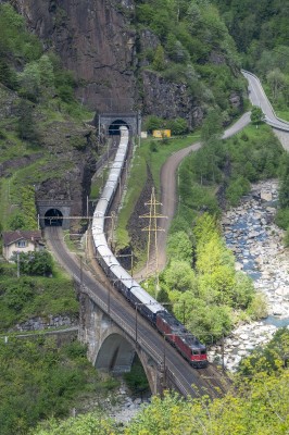 Unfortunately the cloud gremlins were against me for the best train of my four days on the Gotthard Railway, the Venice-Simplon Orient Express. In hindsight, shooting straight down on the white-roofed cars wasn't the best decision anyway.