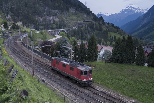 After assisting a container train south, a single Re 420 rolls thorugh Wassen on its way back to Erstfeld to help another train.