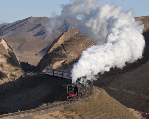 Regular steam operations on the Jitong Railway over Jinpeng Pass in Inner Mongolia ended in spring 2005, but a steam passenger special crossed the pass in November of that same year, just a month before all steam operations ceased.